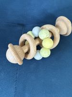 Holzrassel mit Kugeln, Babyspielzeug ab 0+