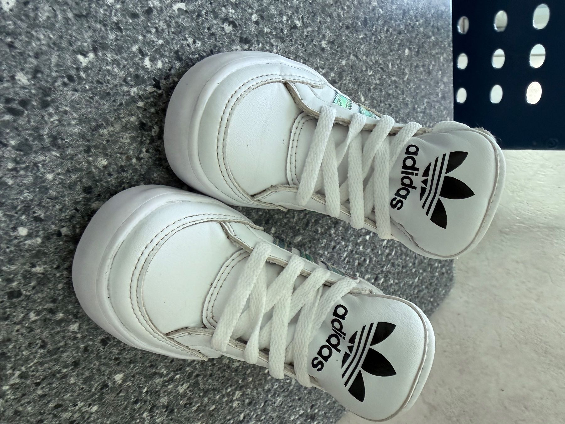 Adidas Chaussures filles: Adidas Kinder Halbschuhe weiss Grösse 25 – D'occasion à Basel par rol_x6gc 3