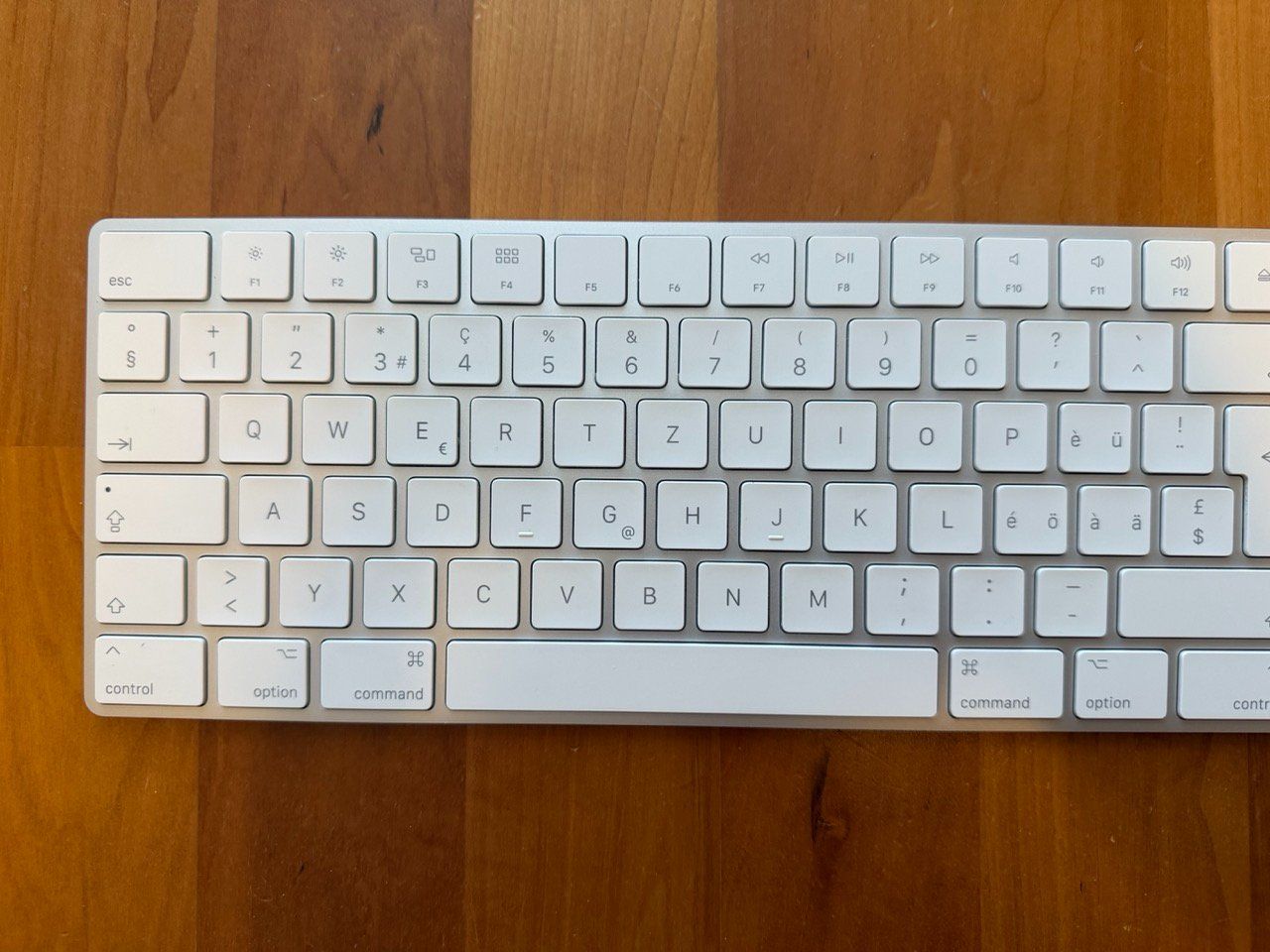 Apple Tastaturen: Apple Magic Keyboard mit Ziffernblock, Schweizer Layout – Gebraucht aus Schöftland von Top10 2