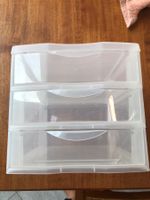 Zwei kleine Schubladenbox transparent 3 Fächer
