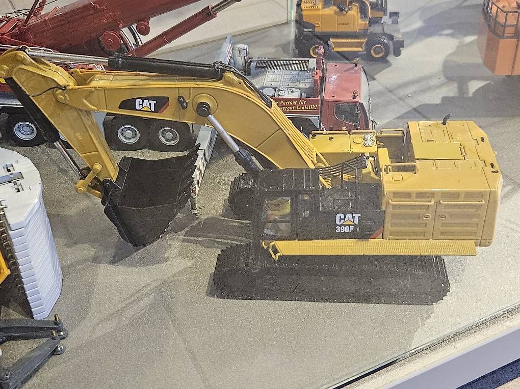 Caterpillar Kit di modellismo & Modellini statici: Cat 390F 1:50 – Usato da Wittenbach venduto da r_e_d87p
