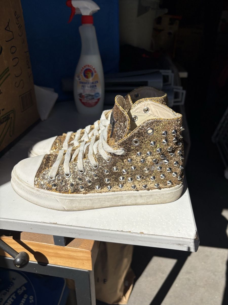 Scarpe da donna: Scarpe alte borchiate oro glitter  – Usato da Giubiasco venduto da mol_f9mf 1
