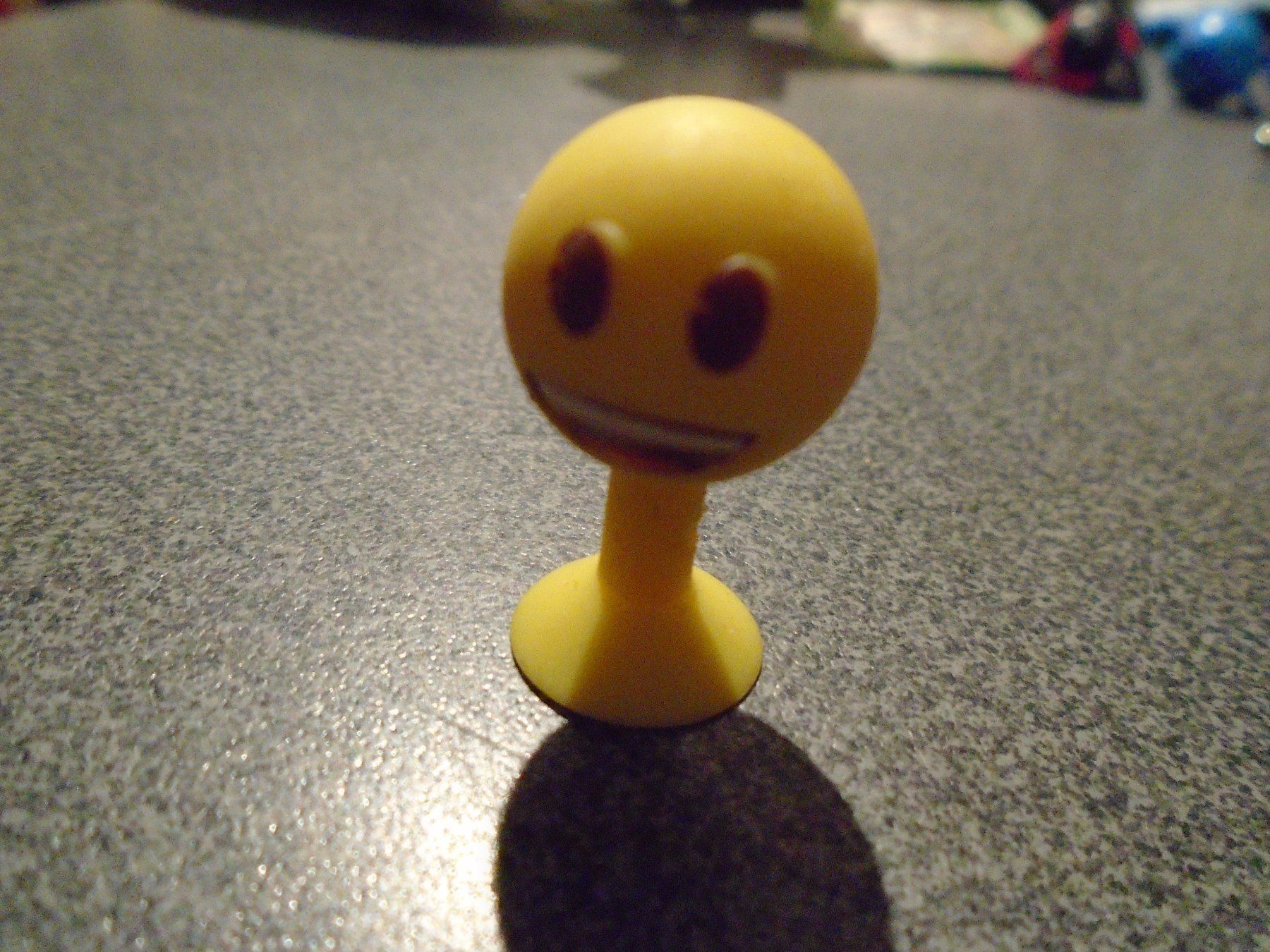 Coop Figuren: Saugnapf-Figur Smiley, Coop, gelb – Gebraucht aus Zürich von Motzkuh