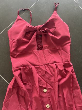Sommerliches Kleid mit Knopfleiste, Grösse S, Weinrot