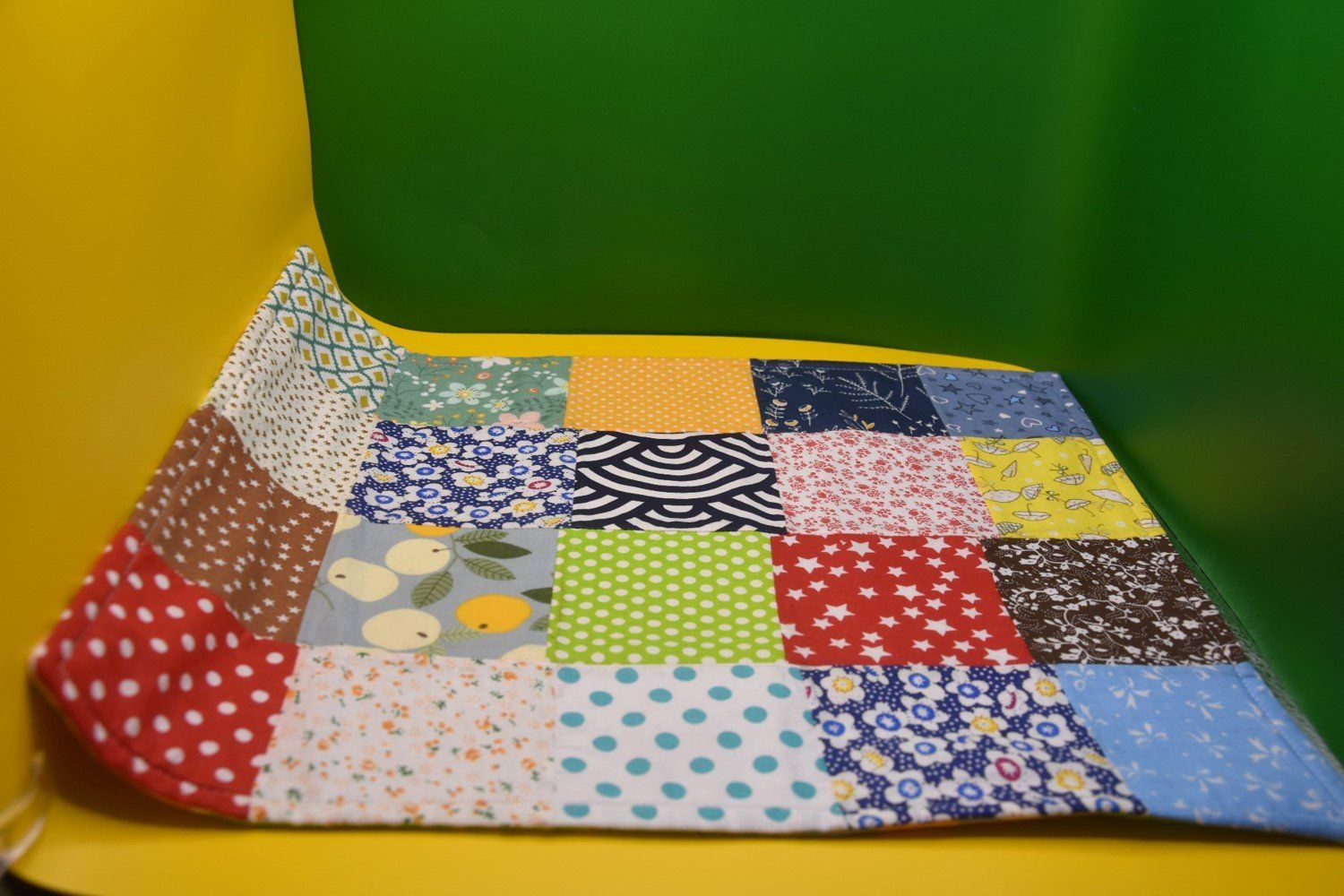 Tessuti: Patchwork-Tischset mit beidseitigen Motiven in div. Farben – Nuovo (secondo la descrizione) da St. Gallen venduto da Elmarotto 1