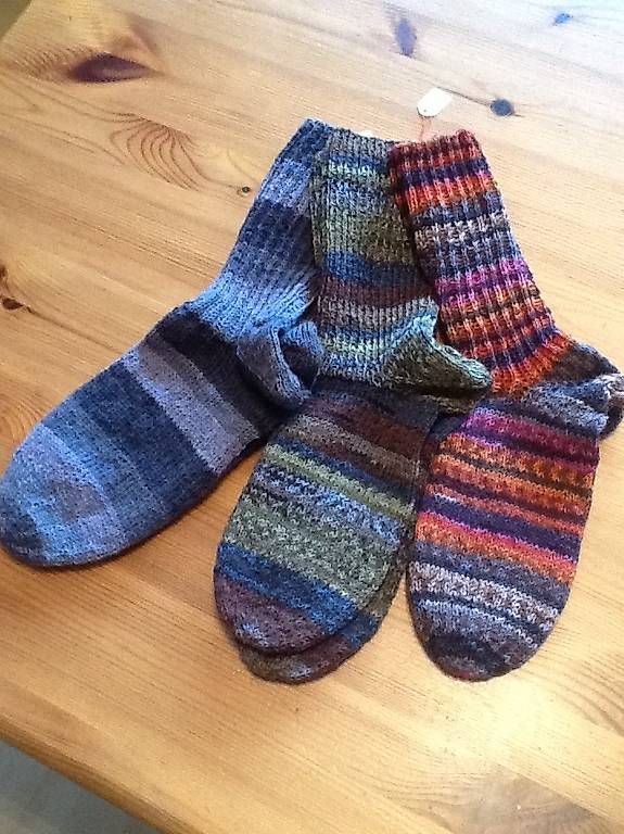 Socken: Handgestrickte Socken in Wunschfarbe und - grösse – Neu und originalverpackt aus Arch von Hexenbesen17