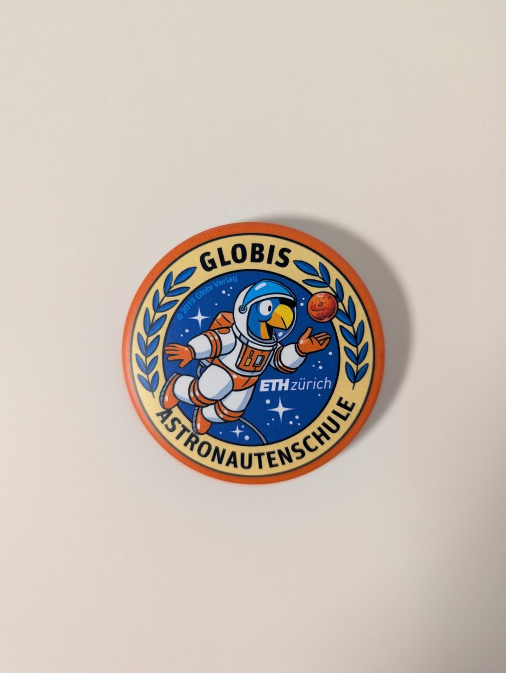 Plaquettes & Badges: GLOBI Besucher Ansteckbutton – D'occasion à Zürich par Good_old_days