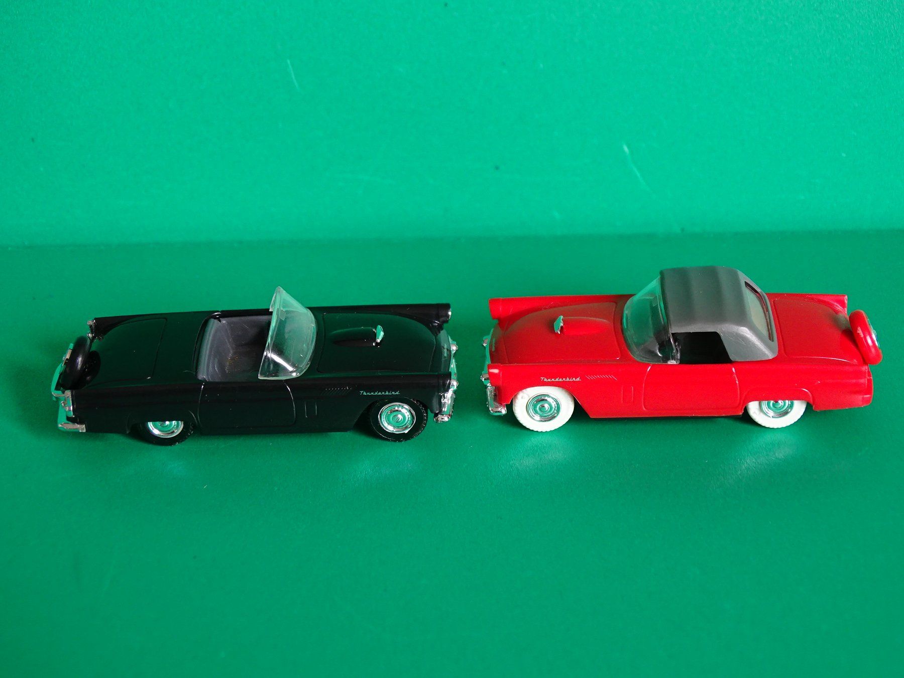 Praliné Modellini d'auto: 2 x Ford T-Bird von Praliné 1/87 – Usato da Bretzwil venduto da Meex 2