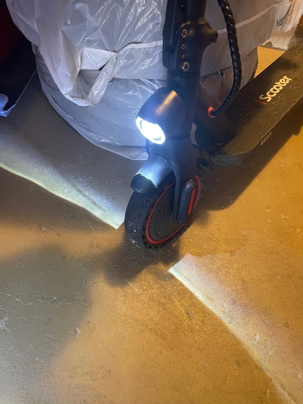 Scooters: iScooter E9D E-Scooter inkl. Tasche & Ladegerät – D'occasion à Teufenthal AG par sleeepless1987 2