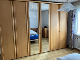 Grosser Kleiderschrank mit Spiegel - viel Stauraum!