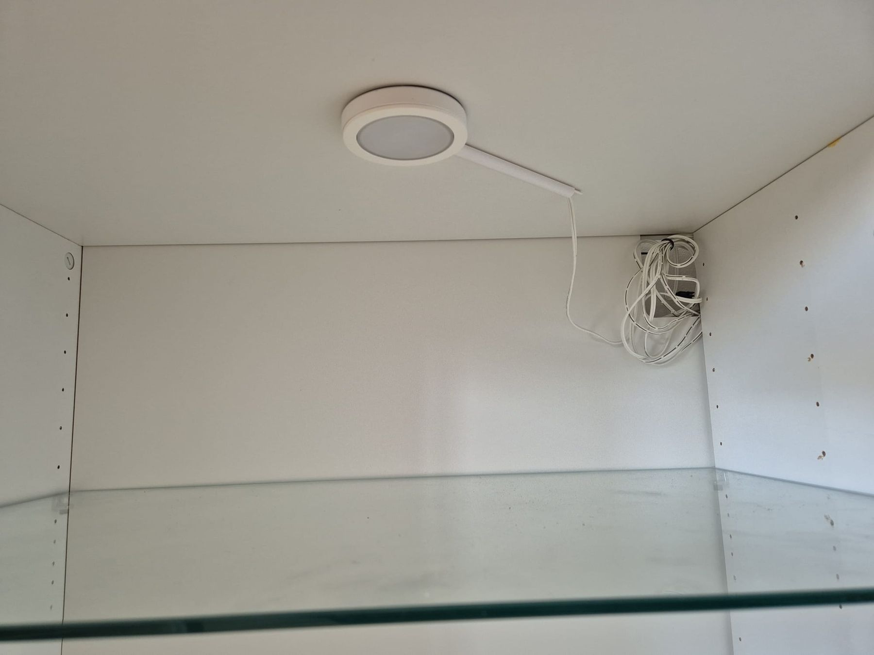 Cassettiere: Sideboard, weiss mit Glastüren und Licht – Nuovo (secondo la descrizione) da Solothurn venduto da Shanty.20 2