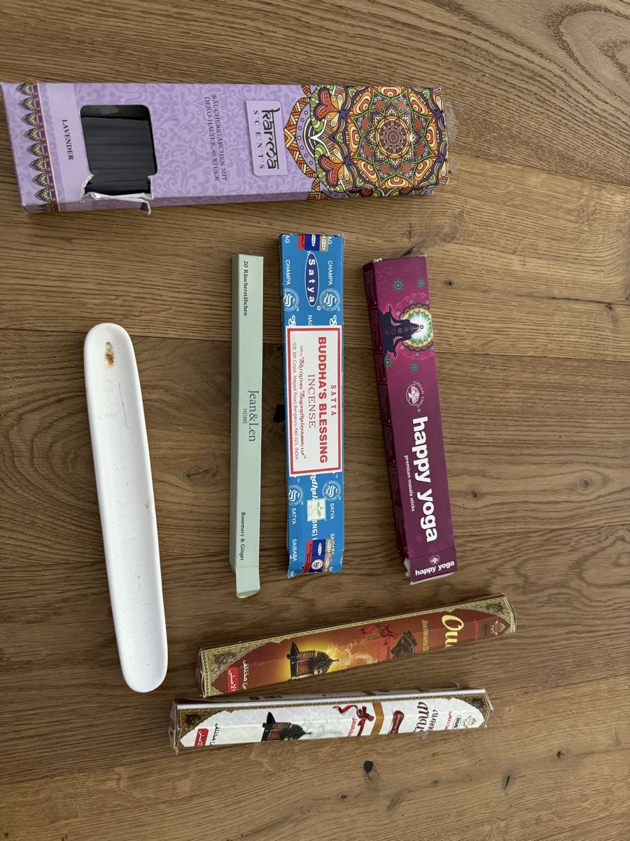 Purificatori d'aria: Räucherstäbchen Konvolut mit Halterung gebraucht – Usato da Wetzikon ZH venduto da mal_c9bc 2