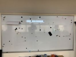 Grosses Whiteboard mit Magneten & Stifthalter CHF 45