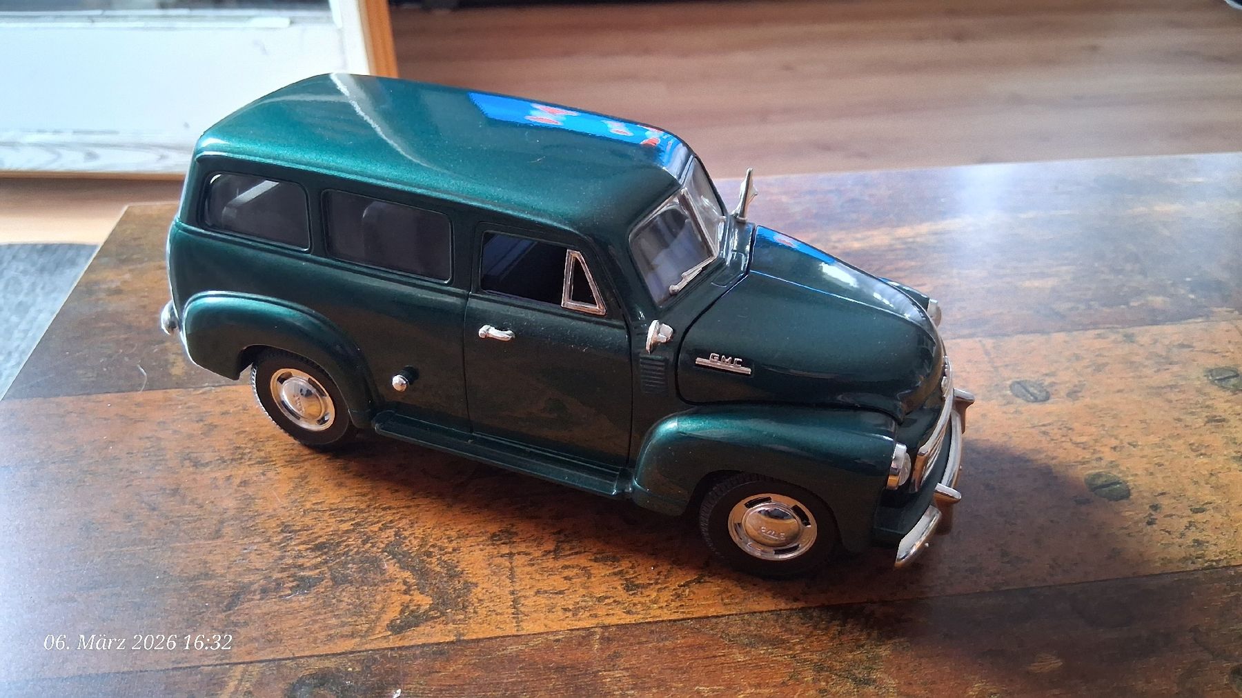 GMC Modellini d'auto: 1:18 GMC Carryall Suburban – Usato da Wolfenschiessen venduto da 2-stroke-garage 1