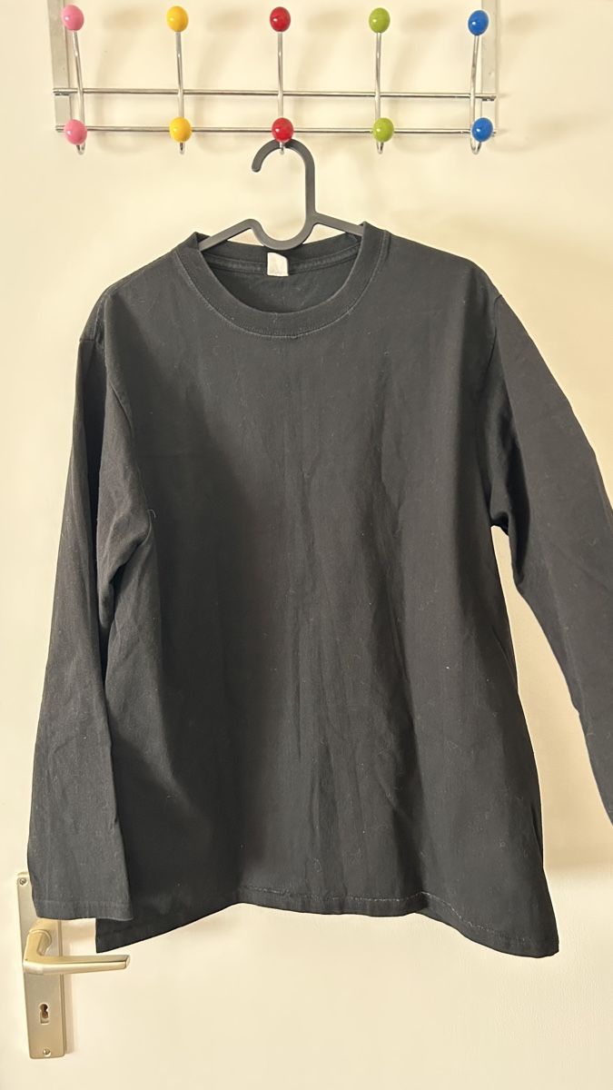 T-shirt: Comfortable Black Long Sleeve Top - Perfect for Fall Layers! – Usato da Genève venduto da Noemie.wrmsi 1