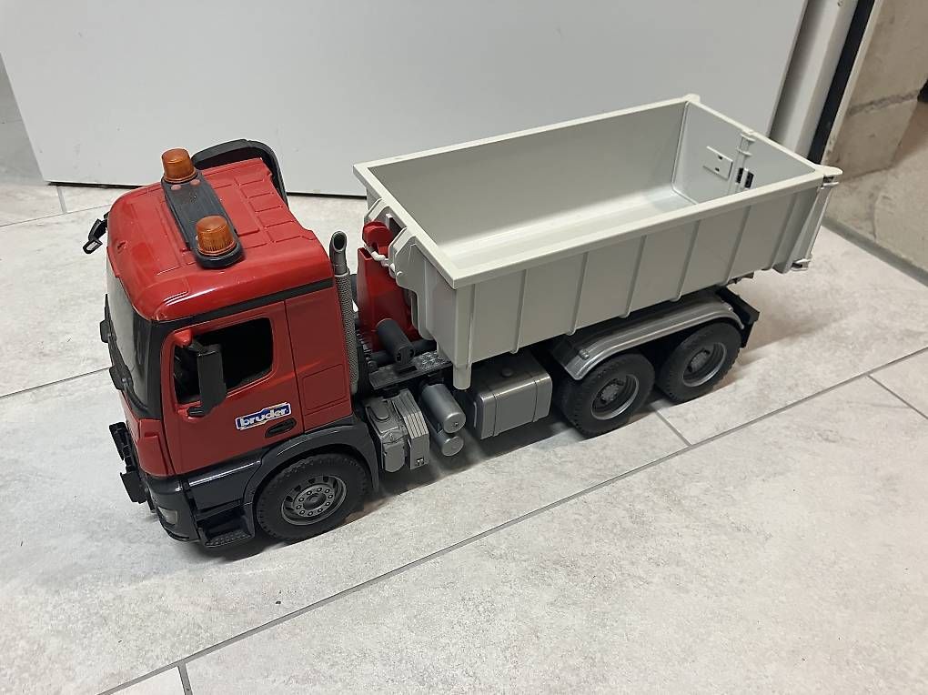 Giocattoli: Bruder LKW mit Mulde – Usato da Menznau venduto da siricius