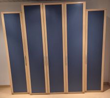Schöner blauer Kleiderchrank mit Holzrahmen, guter Zustand!