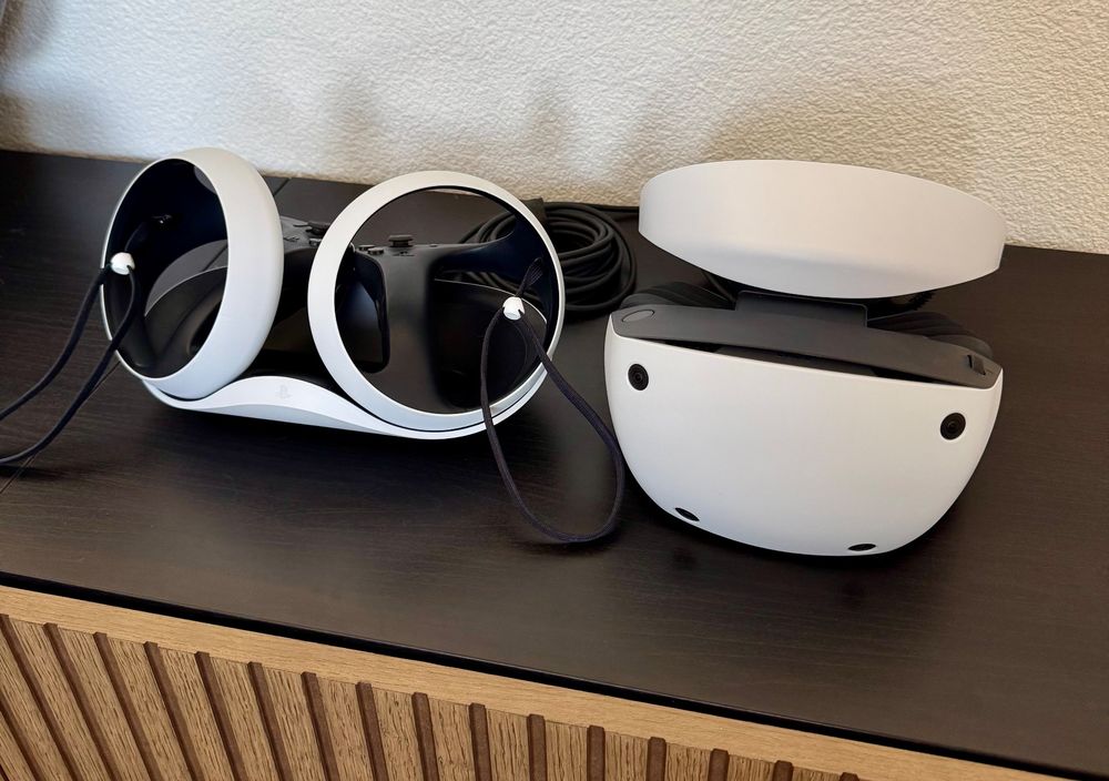 PSVR2 Headset mit Controllern, Case, Charging Station (Gebraucht) in ...