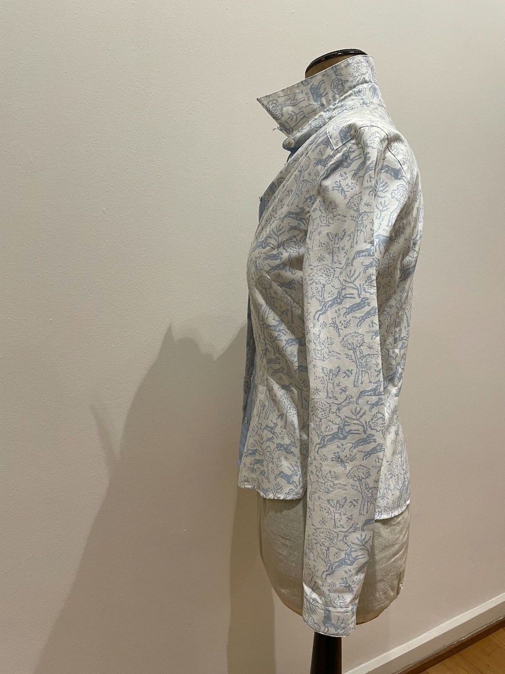 Camicette: Gössl Bluse blau weiss mit Jagdmotiven – Nuovo (secondo la descrizione) da Zürich venduto da Simi123 4