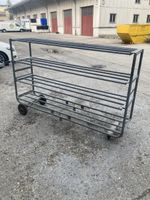 Metallregal auf Rollen
