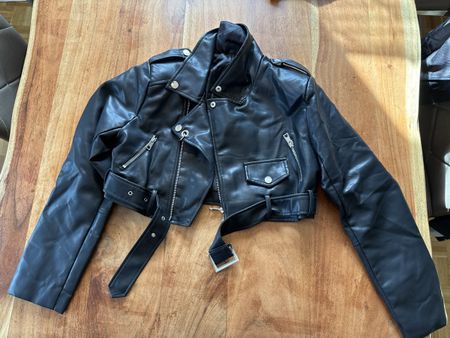 Coole Kunstlederjacke, schwarz, Gr. M – perfekt für Herbst!