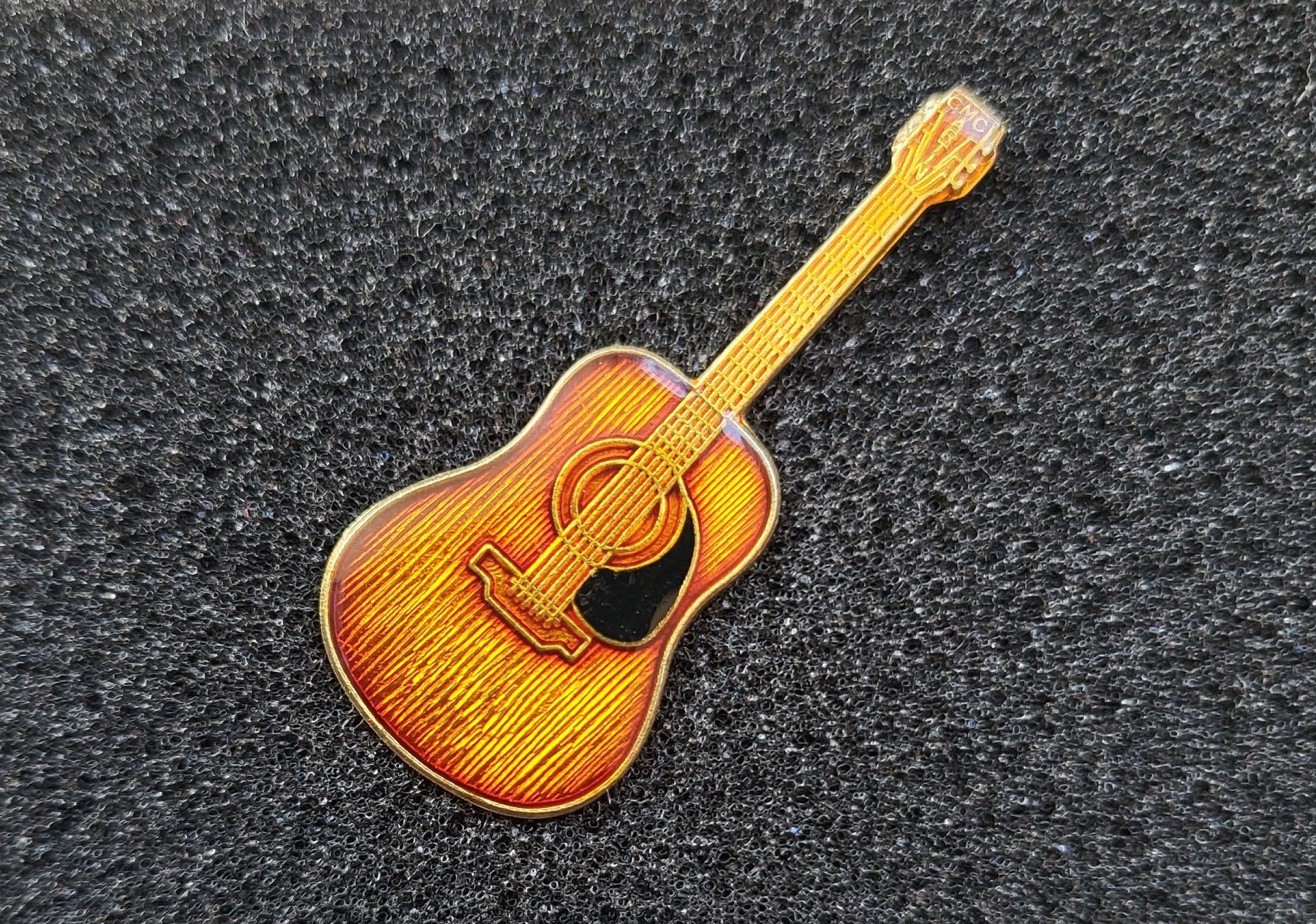 Plaketten & Abzeichen: Pin Chitarra – Gebraucht aus Castione von Rx-stamps