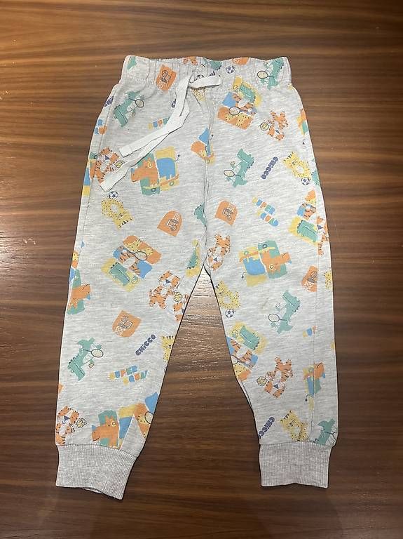 Hosen: Maglietta e pantaloni bimbo  – Gebraucht aus Viganello von gag_b22t