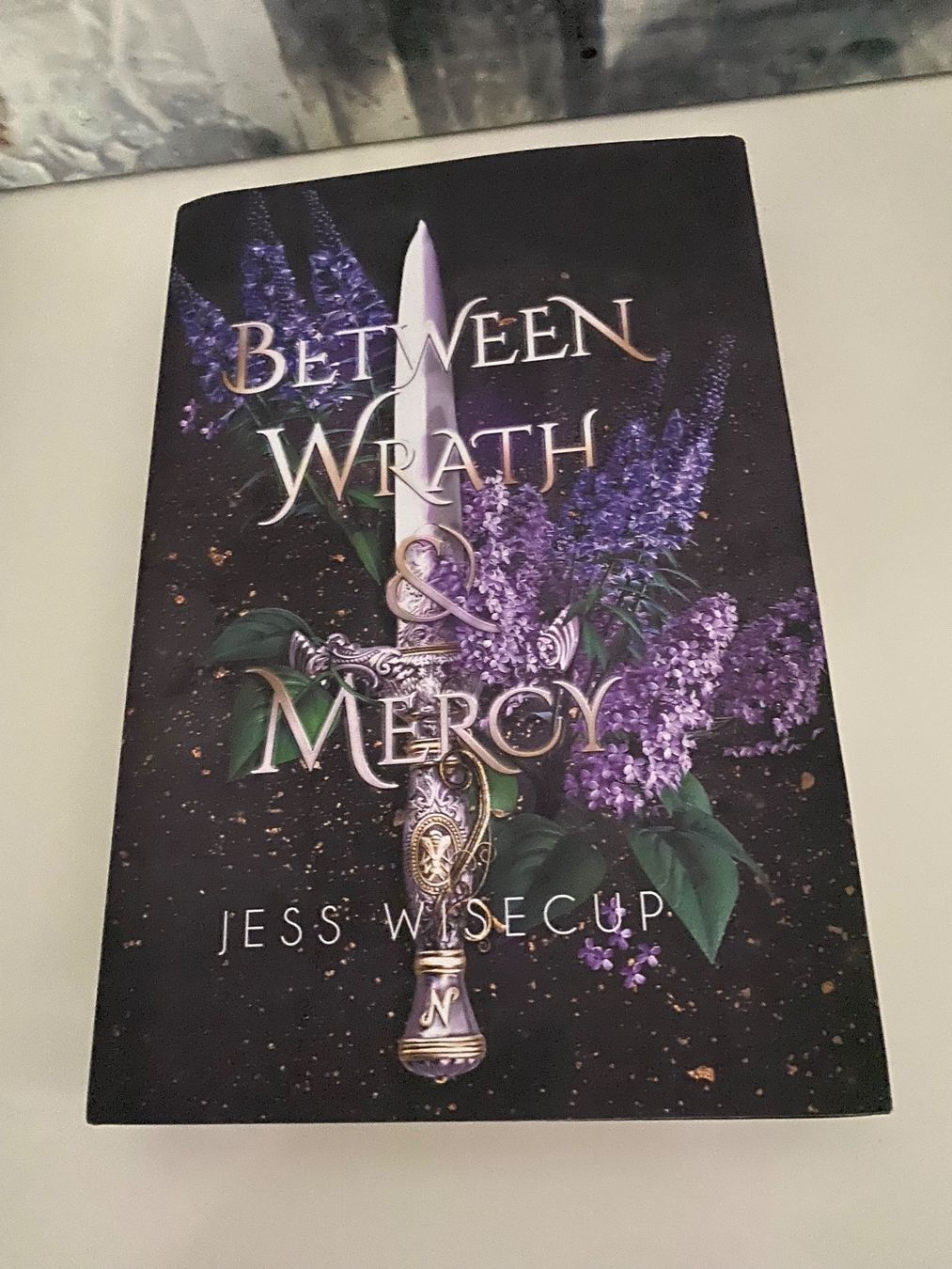 Libri: Jess Wisecup - Between Wrath & Mercy, Hardcover, signed – Nuovo (secondo la descrizione) da Fällanden venduto da Maxim20