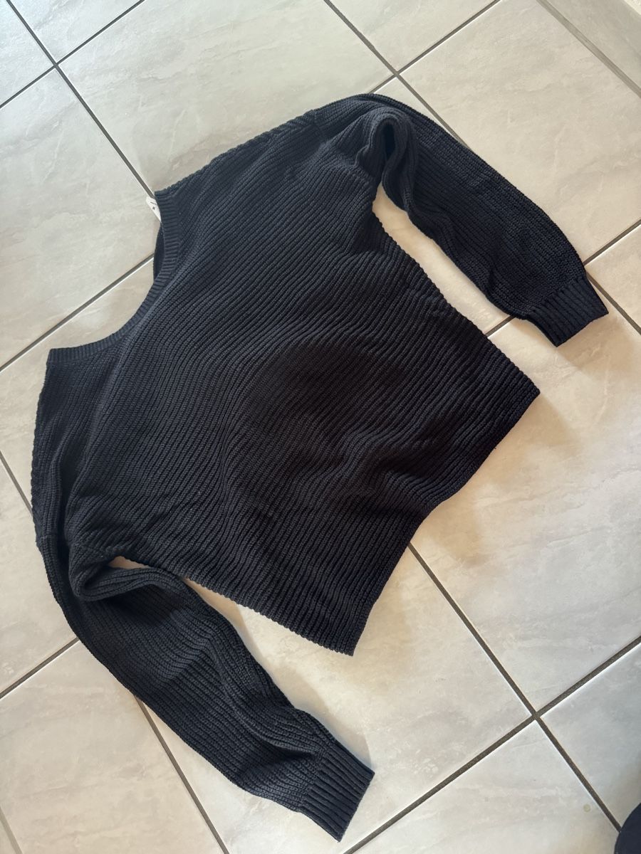 Hollister Pullover & Sweatshirts: Schwarzer Hollister Pullover Grösse M mit Knoten – Gebraucht aus Hergiswil NW von kaufe_at_kaufmann 1