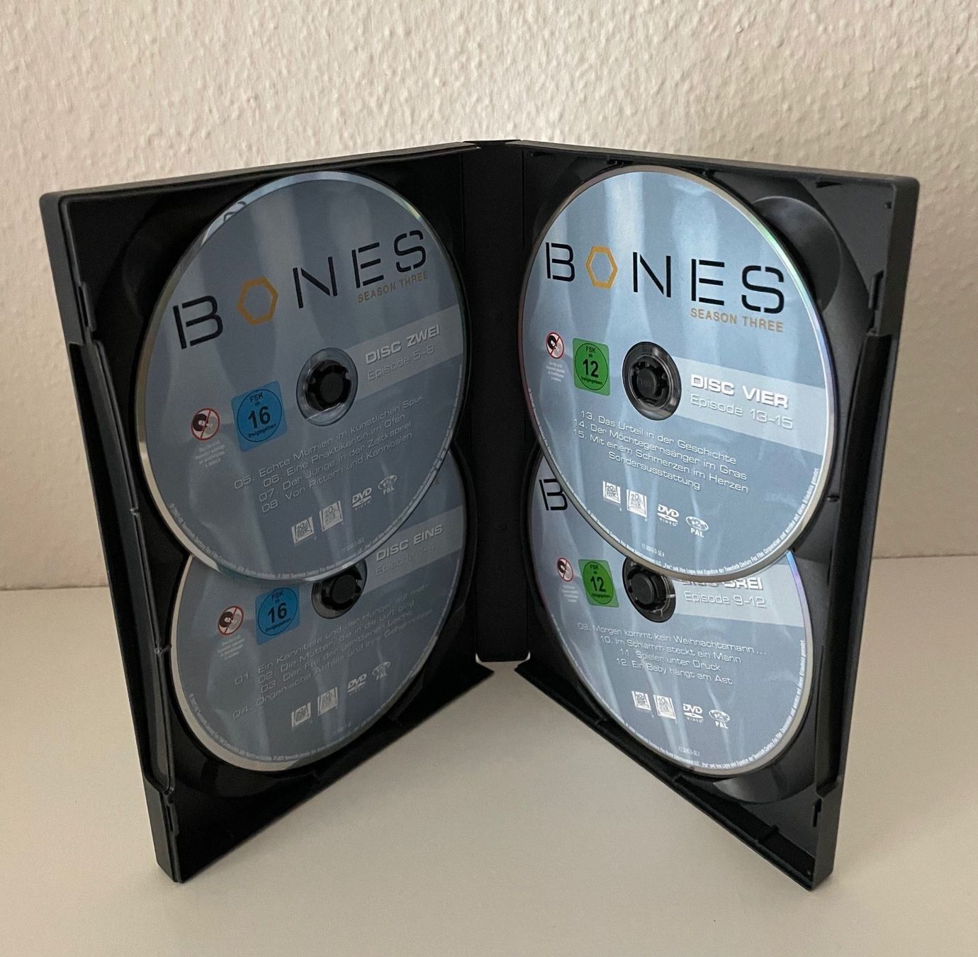 Tutti i DVDs: Bones - Season 3 – Nuovo (secondo la descrizione) da Riehen venduto da M.S.DVD 4