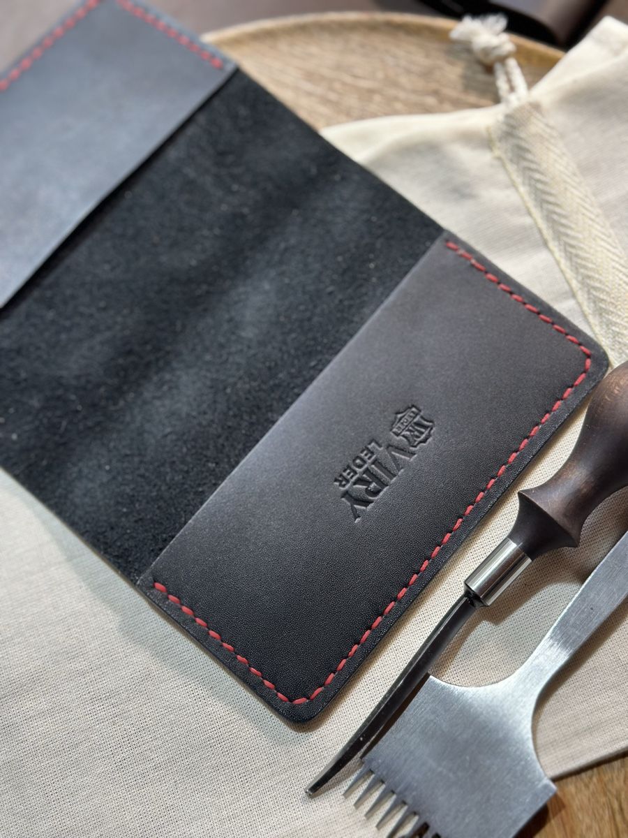 Cover & Protezioni schermo: Leder Passhülle Schwarz Handmade – Nuovo e nell'imballaggio originale da Mettmenstetten venduto da vad_57p2 3