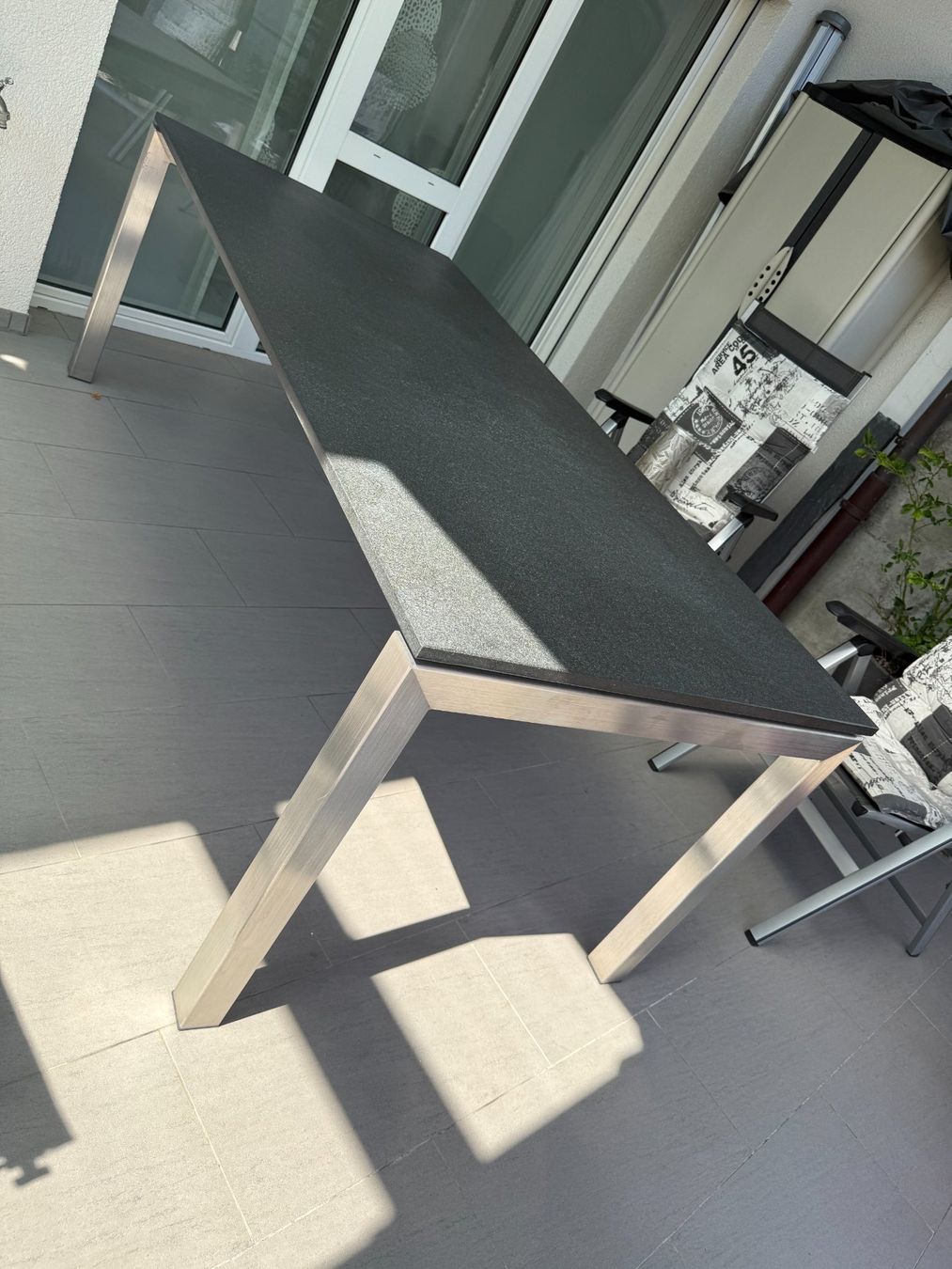 Tables: Massiver Granit-Gartentisch – D'occasion à Steffisburg par Yello 1