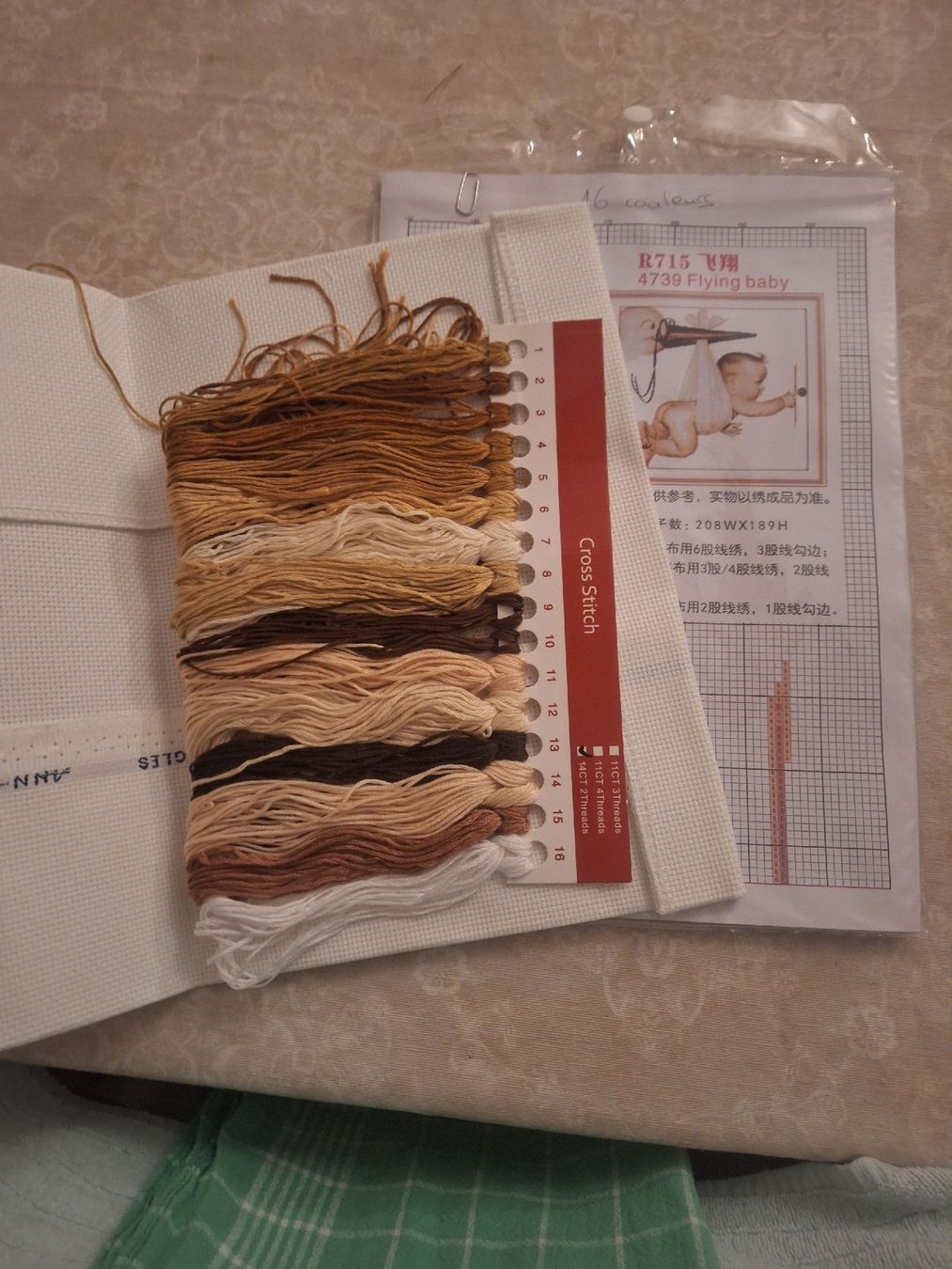 Kit De Couture De Voyage Compact - 6 Bobines De Fil Multicolore, Aiguilles, Dés En Feutre, Dans Une Boîte 7x6.5x2cm