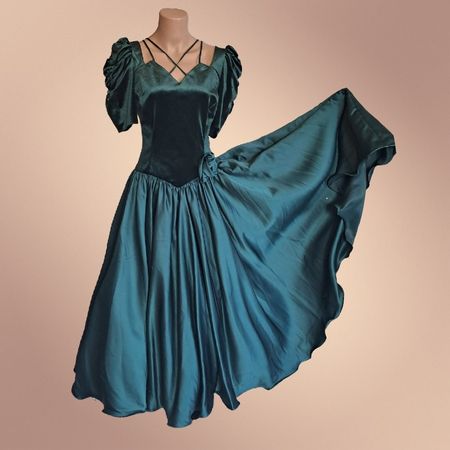 Abendkleid Tanzkleid - schön schwingend Gr. S/M grün Samt