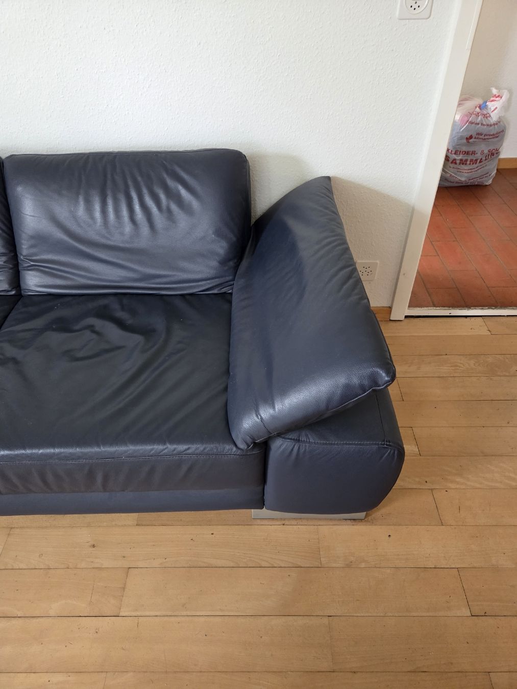Divani: dunkelblaues Ledersofa – Usato da Wädenswil venduto da Greatstuff 3