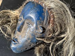 Alte Maske Afrika alte, blaue Mwana pwevo Maske aus Sambia