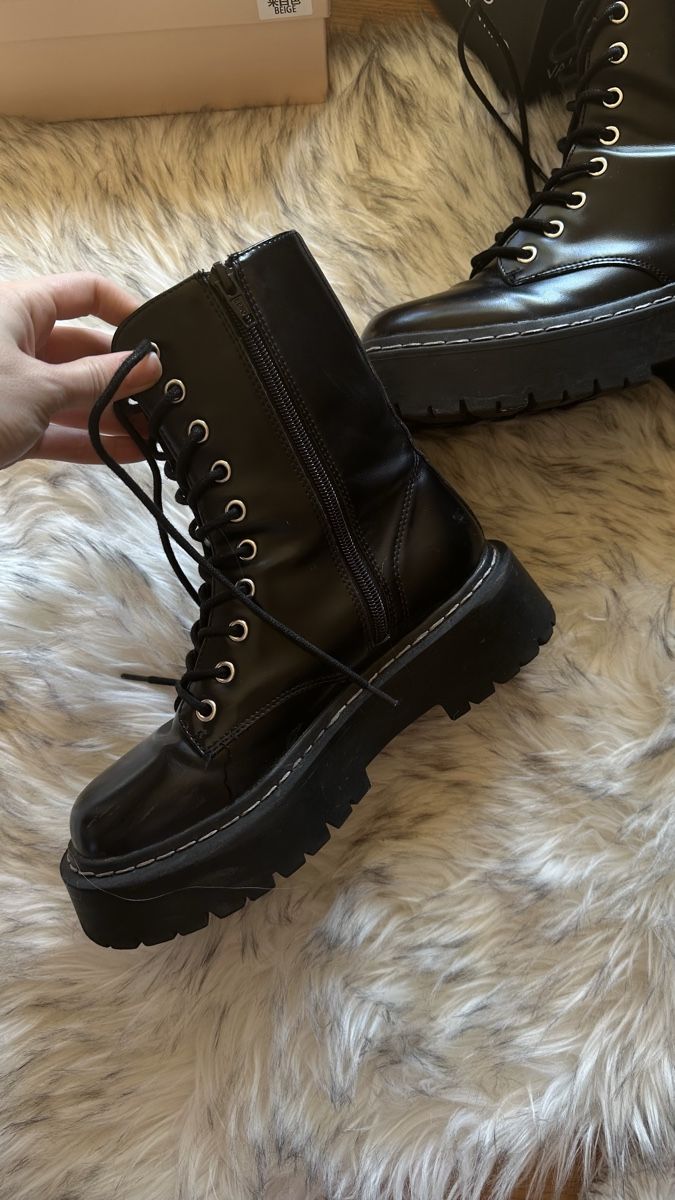Scarpe per cavalli: Black Platform Boots - Size 37 - Perfect for Autumn! – Usato da Wallisellen venduto da res_7kd9 2
