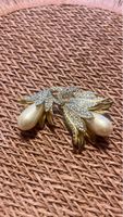 Elegante Brosche mit Perle und Strass-Steinen