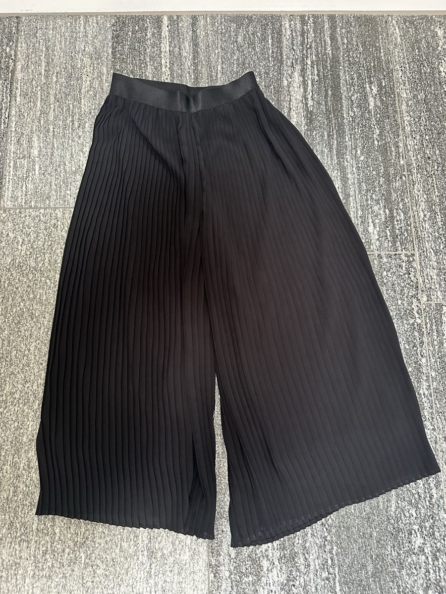 Vero Moda Pantaloni: Vero Moda Black Pleated Culottes Size S - Perfect for Spring – Usato da Sementina venduto da NinaDel 3