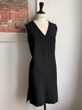 AKRIS: Herrlich leichtes schwarzes Kleid mit Volant 38