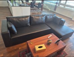 Kunstleder Sofa. Schwarz mit Kissen.  2 teilig