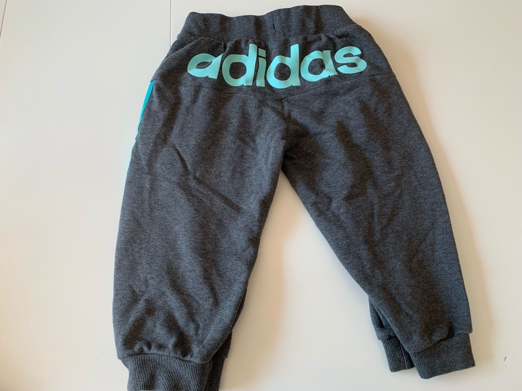 Adidas Pantaloni: ADIDAS Trainerhose 3/4tel Gr. 140 – Usato da Meiringen venduto da Jackwashere 1