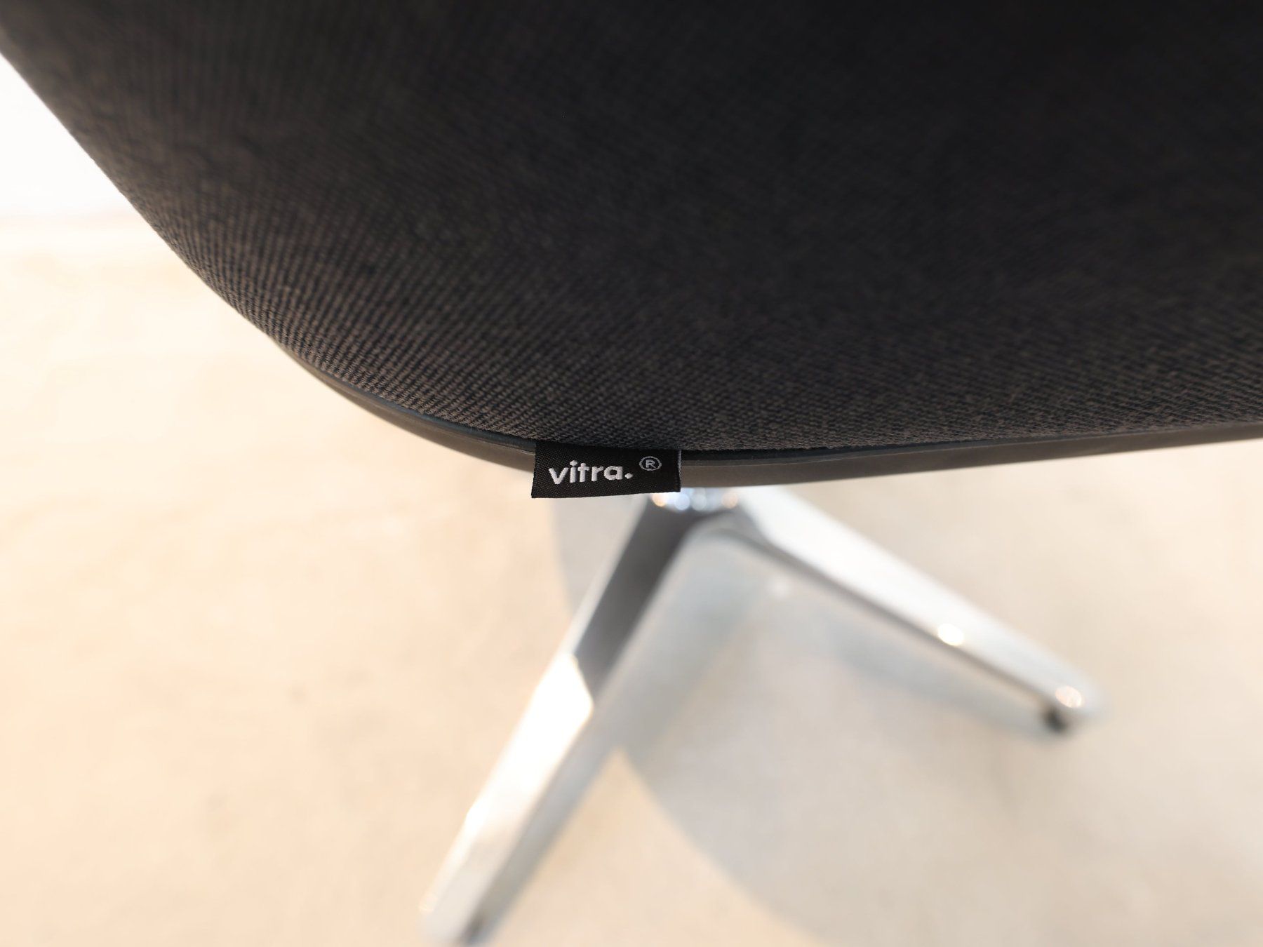 Vitra Poltrone: Vitra Softshell Chair, Vierstern-Untergestell Anthrazit – Usato da Affoltern am Albis venduto da Zapro 4