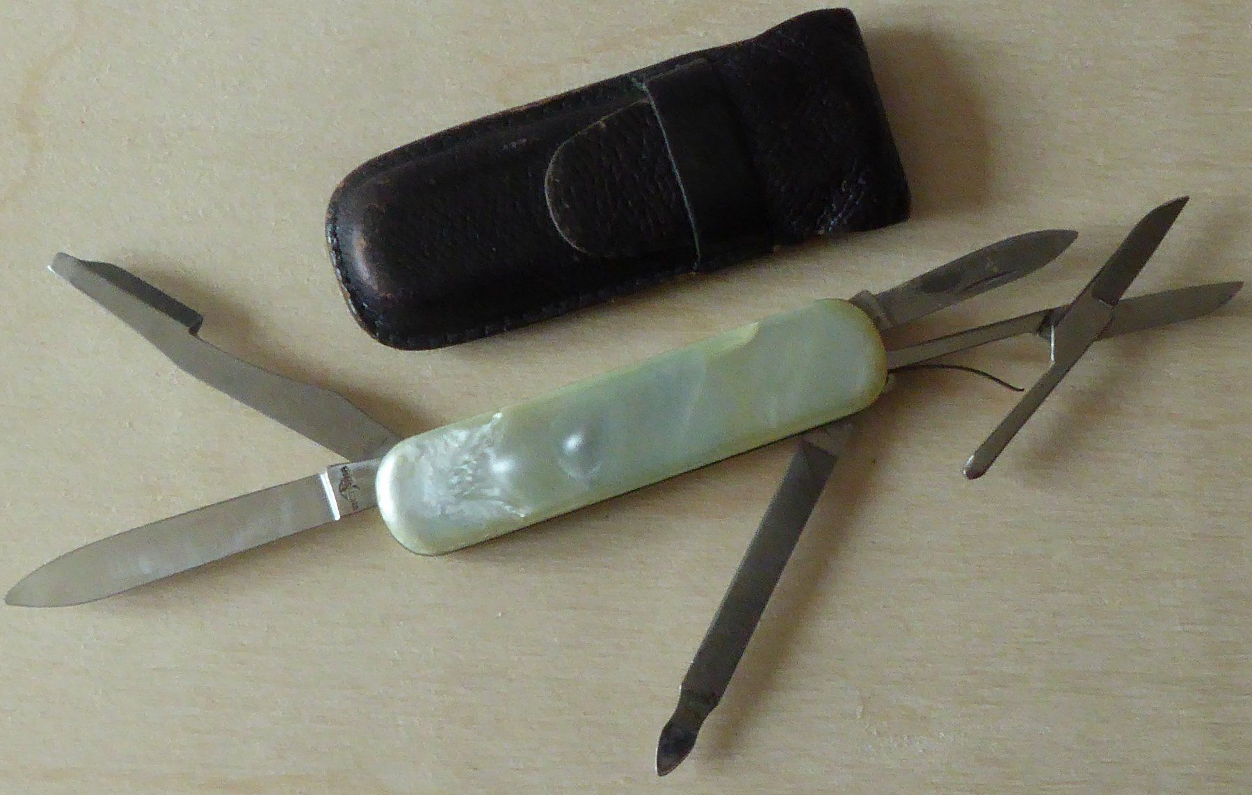 Victorinox Coltelli tascabile: Victorinox Victoria Sackmesser Executive Perlmutt – Usato da Gossau SG venduto da tenerife11 7