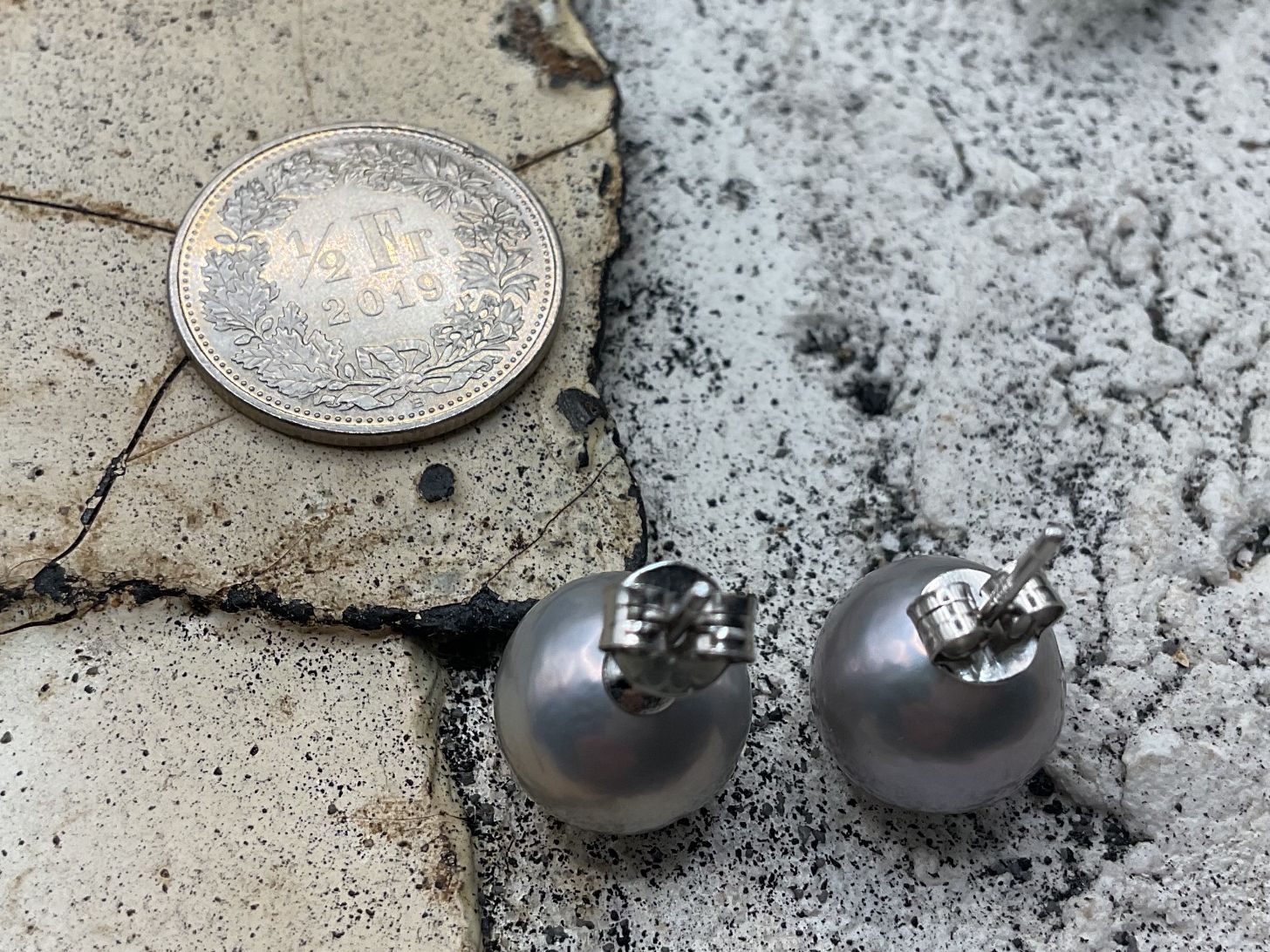 Orecchini pendenti & Orecchini a lobo: Ohrstecker mit grauen Edisonperlen ca.11mm – Nuovo (secondo la descrizione) da luzern venduto da Alpendorf1 3