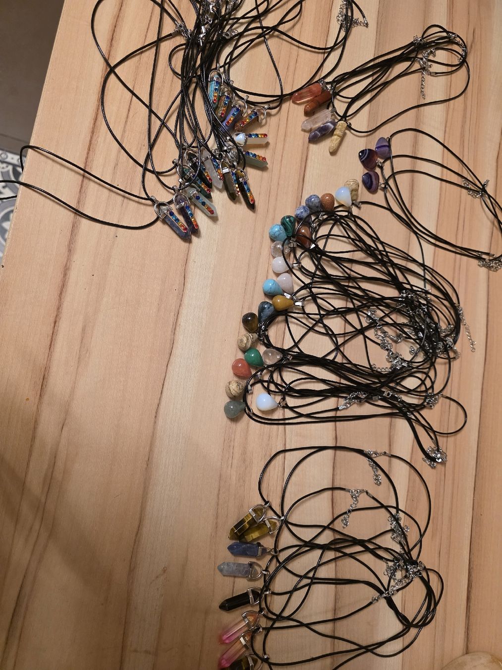 Autres bijoux: Über 50 Stk.Halsketten Stein oder Imitat – Neuf (Voir description) à Schlattingen par Buio79
