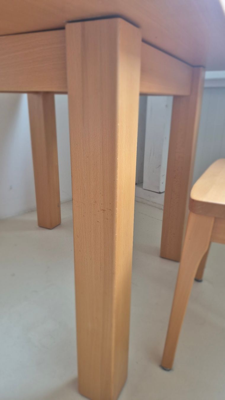 Set di tavolo e panche: Massiver kleiner Tisch mit zwei Stühlen – Usato da Trimmis venduto da Florianschlumpf 5
