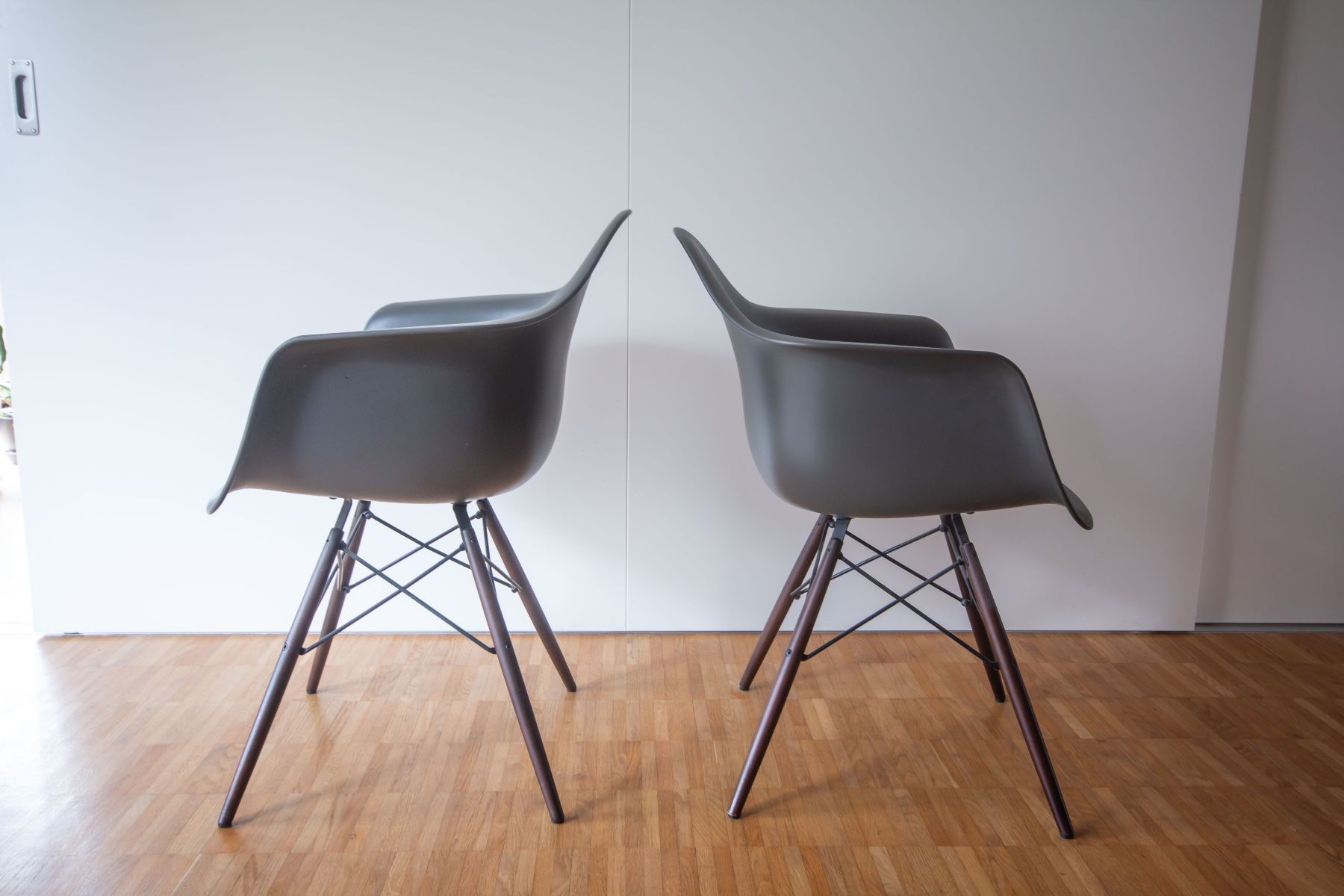 Eames Sedie: 2x Eames Plastic Armchair – Usato da Zürich venduto da ip_8055 1