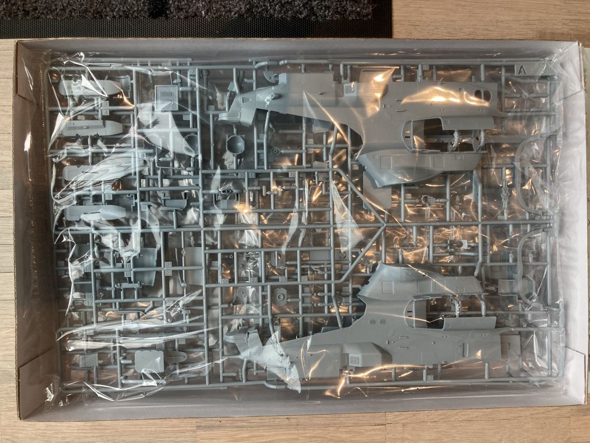 Kit di modellismo & Modellini statici: 1/35 ACADEMY USMC AH-1 Z Viper – Nuovo (secondo la descrizione) da Muttenz venduto da TamiyaFanboy79 1