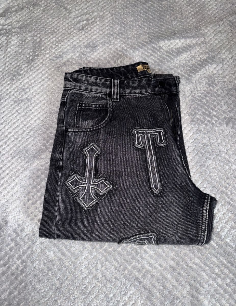 Jeans: JEANS NOIR MOTIFS CROIX – Gebraucht aus Aigle von ama_n8k2